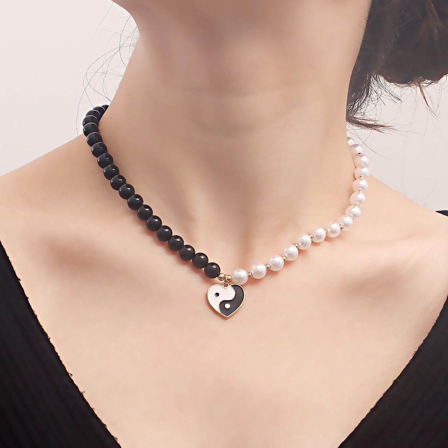 Ins dripping oil Tai Chi gossip love pendant necklace female accessories black and white pearl necklace