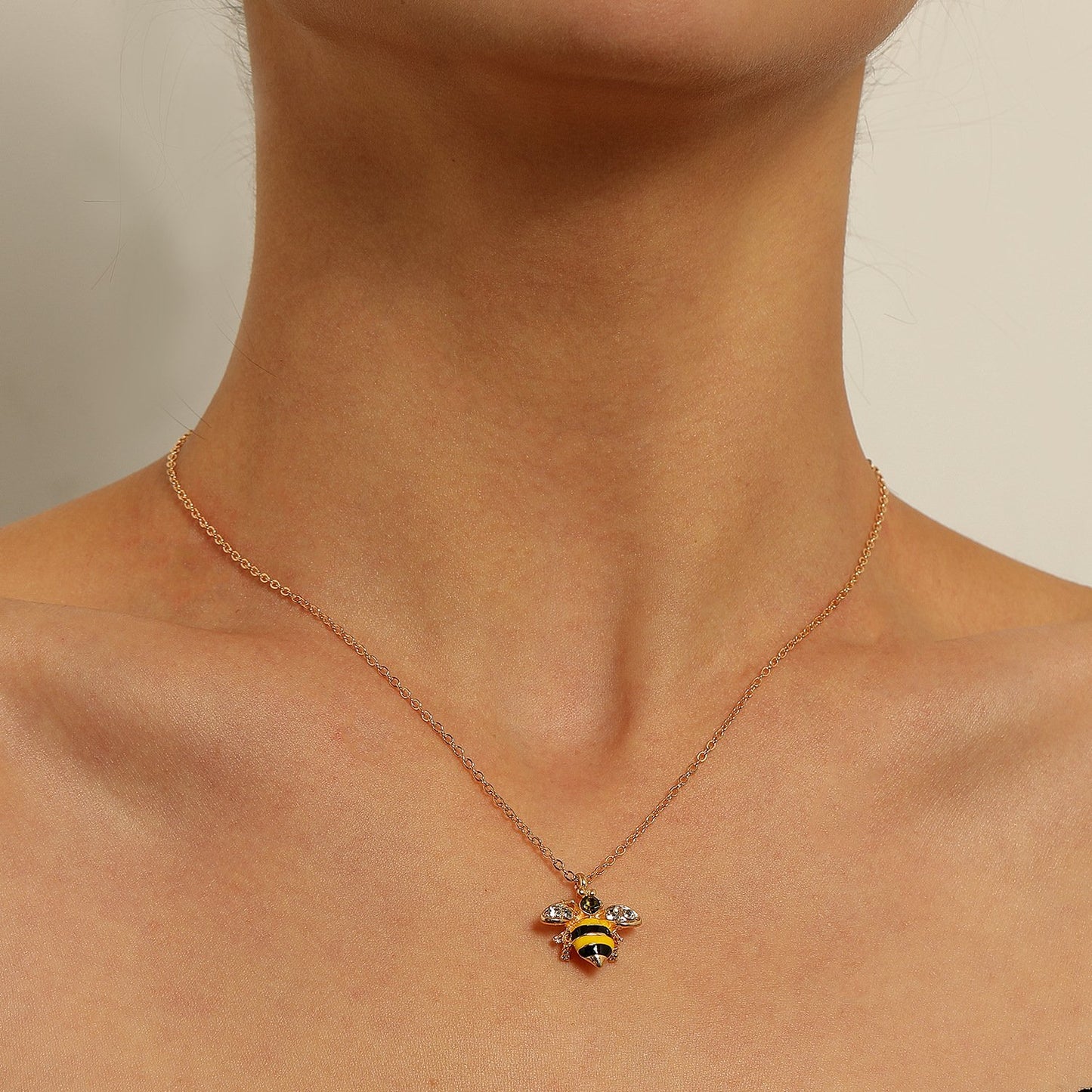 Jewelry dripping glaze painted bee pendant necklace ladies temperament fashion simple necklace