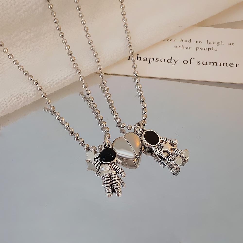 Astronaut Couple Necklace Fashion Personality Magnetic Love Astronaut Clavicle Chain Girlfriend Gift