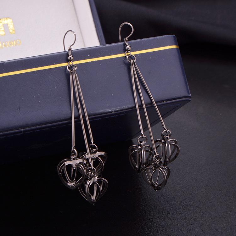 Three-dimensional Hollow Heart Pendant Lady Earrings Indian Vintage Earrings