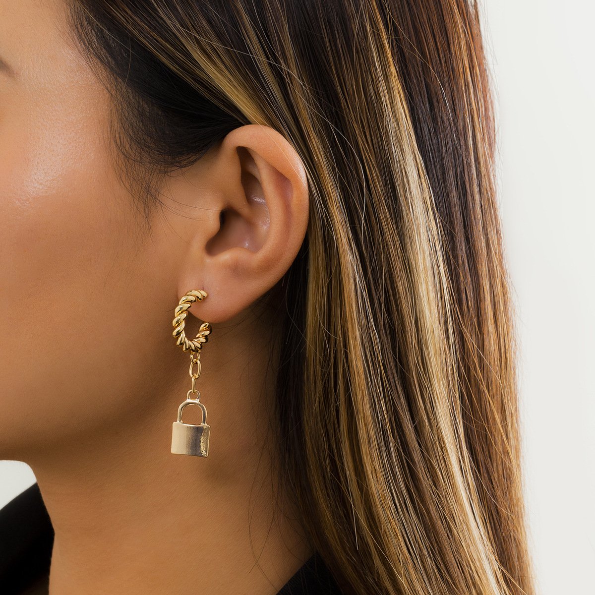 Jewelry simple metal C-shaped twist earrings retro alloy lock key pendant earrings