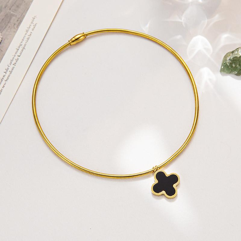 Niche design girl titanium steel lucky four-leaf clover necklace fashion high-quality black and white double-sided four-leaf clover necklace