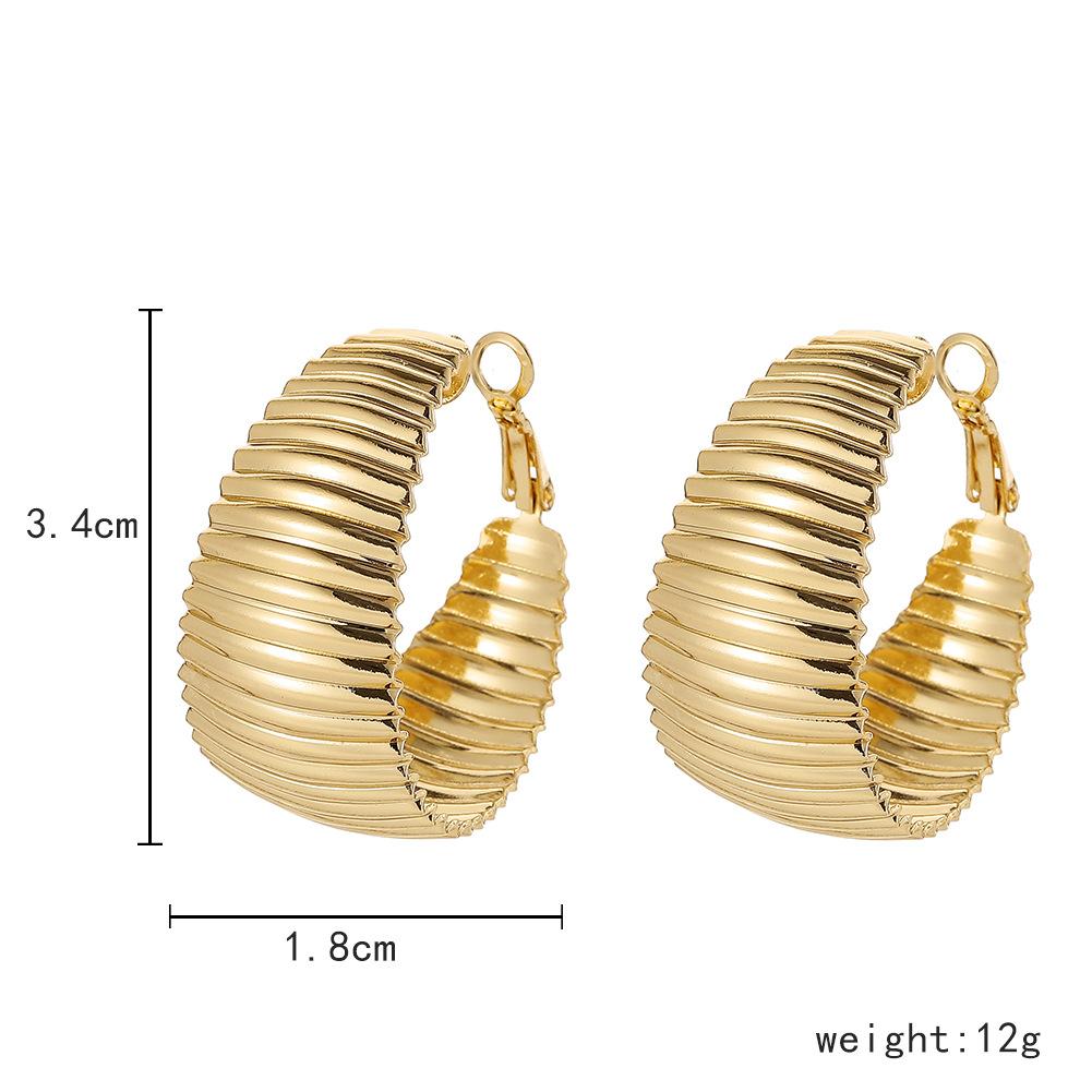 Autumn and winter retro metal exaggerated C-shaped earrings creative gear pattern C-shaped hip-hop ladies earrings