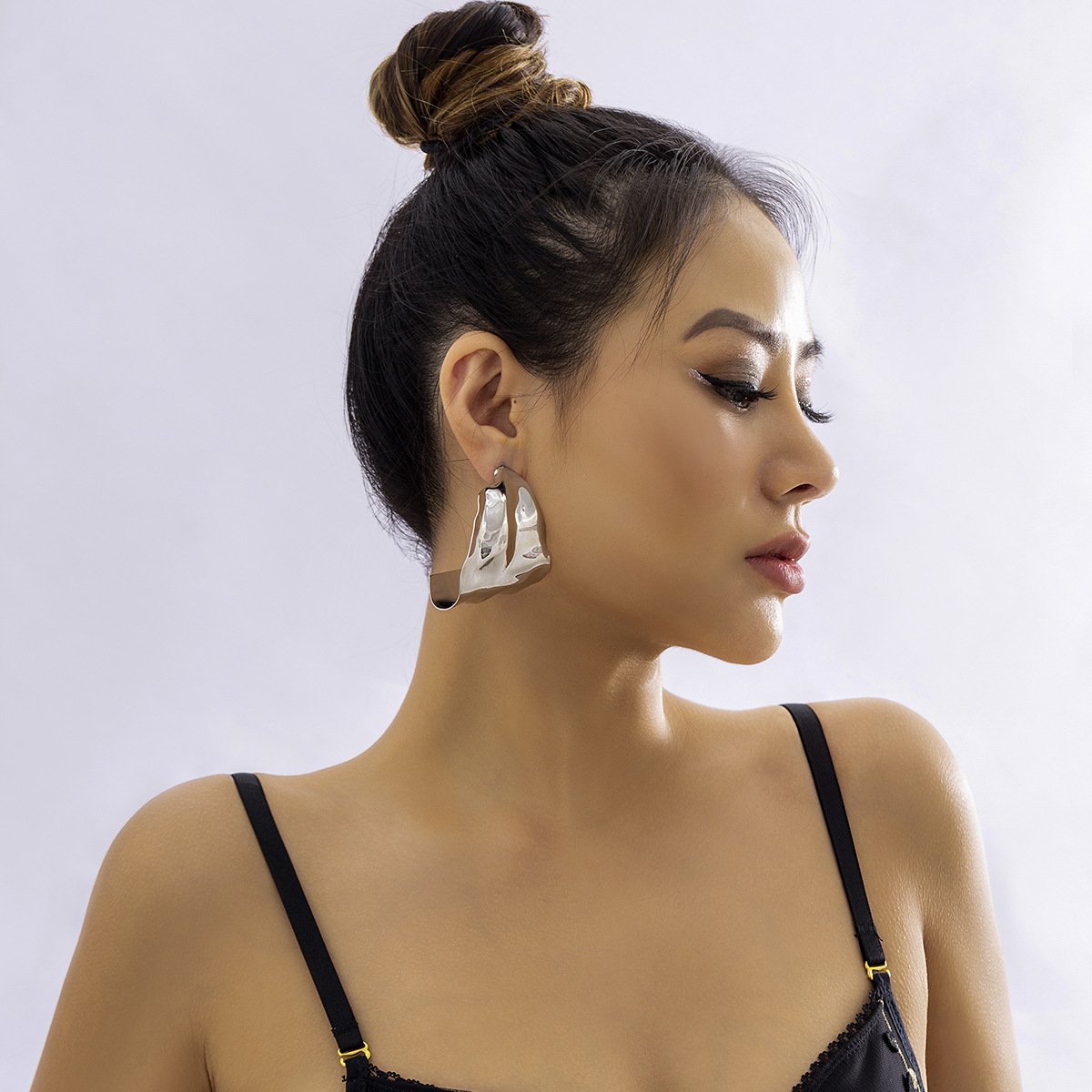 Jewelry Personality Cold Metal Sequin Earrings Female Niche Irregular Geometric C-shaped Earrings