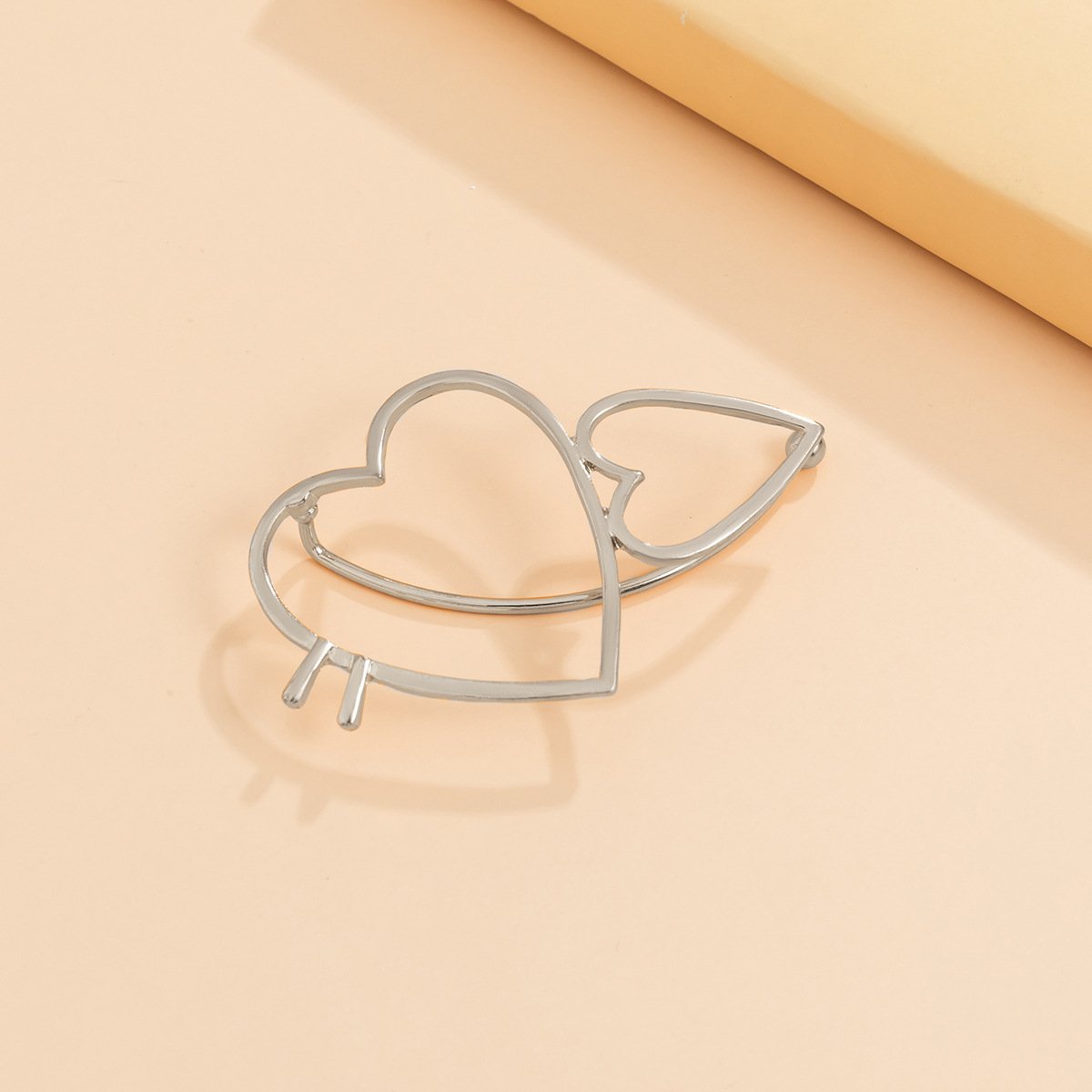 Jewelry simple and cold peach heart-shaped ear bone clip fashion street shooting geometric metal ear hanging earrings