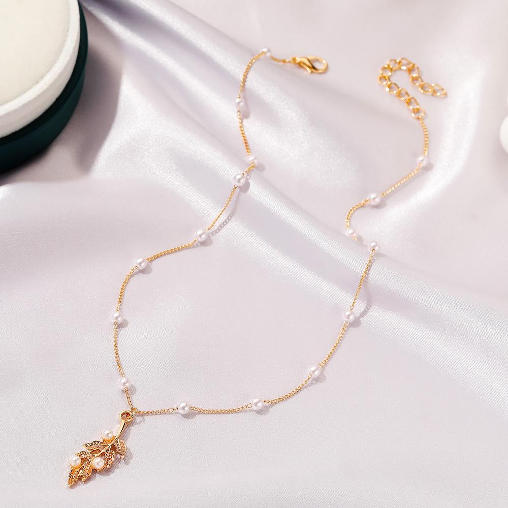 Small Fresh Leaf Necklace Temperament Versatile Simple Pearl Leaf Pendant Clavicle Chain Personality Short Sweater Chain