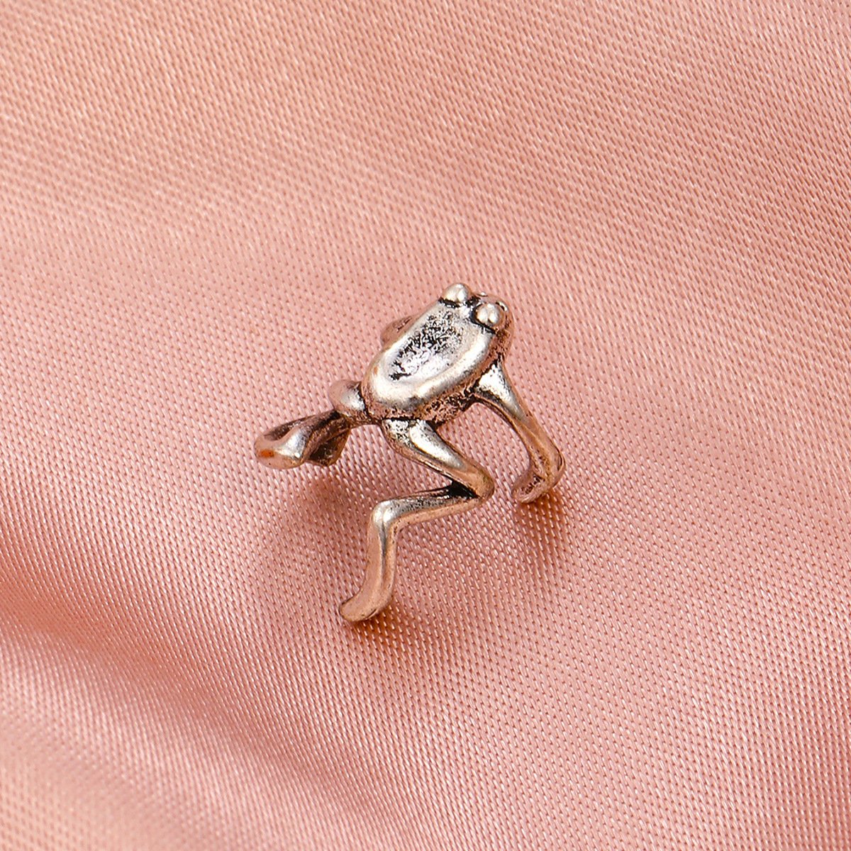 Fashionable retro ear clip without ear piercing to make old punk metal frog ear bone clip single forest simple earrings