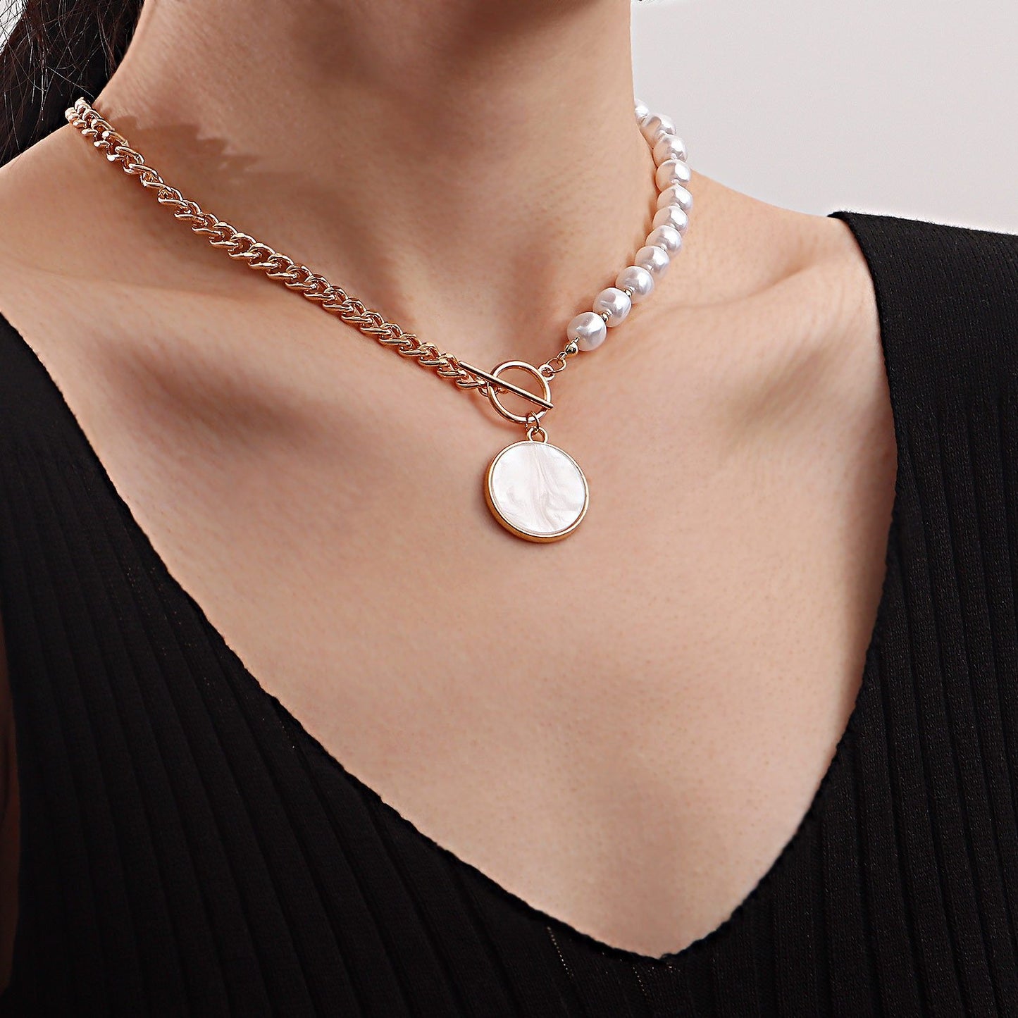 Niche design high-end splicing chain imitation mother-of-pearl pendant necklace female cold OT buckle pearl necklace