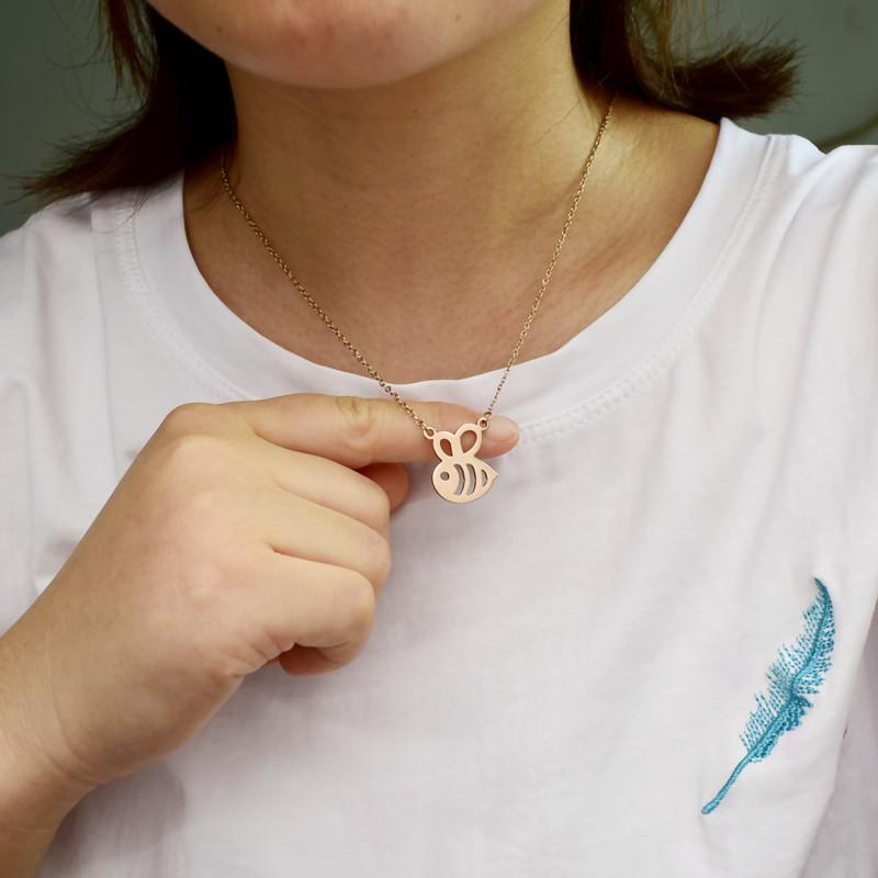 Personality Titanium Steel Bee Necklace Female Fashion Simple Honeycomb Insect Animal Clavicle Chain