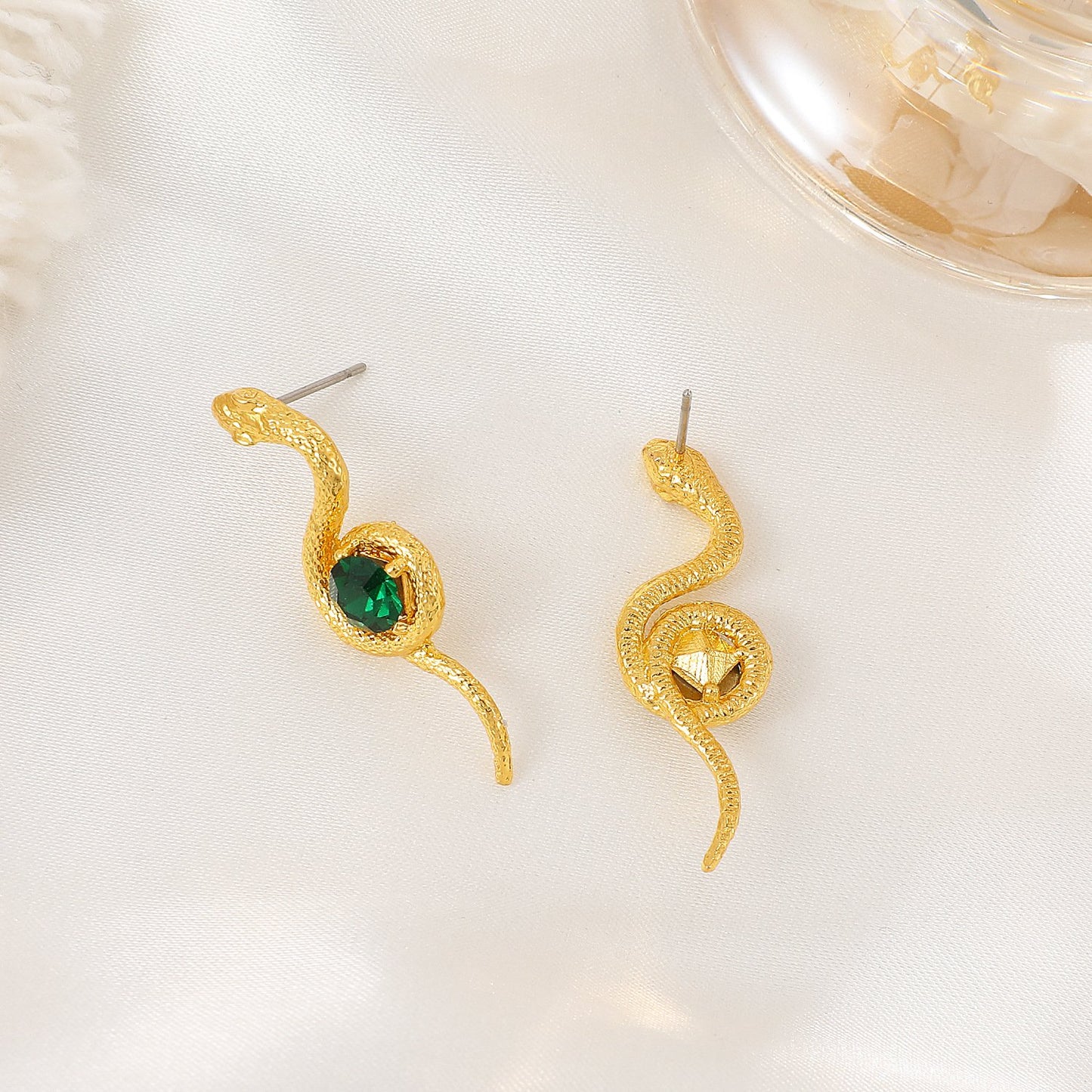 Temperament diamond-encrusted snake-shaped earrings female retro fashion emerald winding small snake earrings earrings ins tide