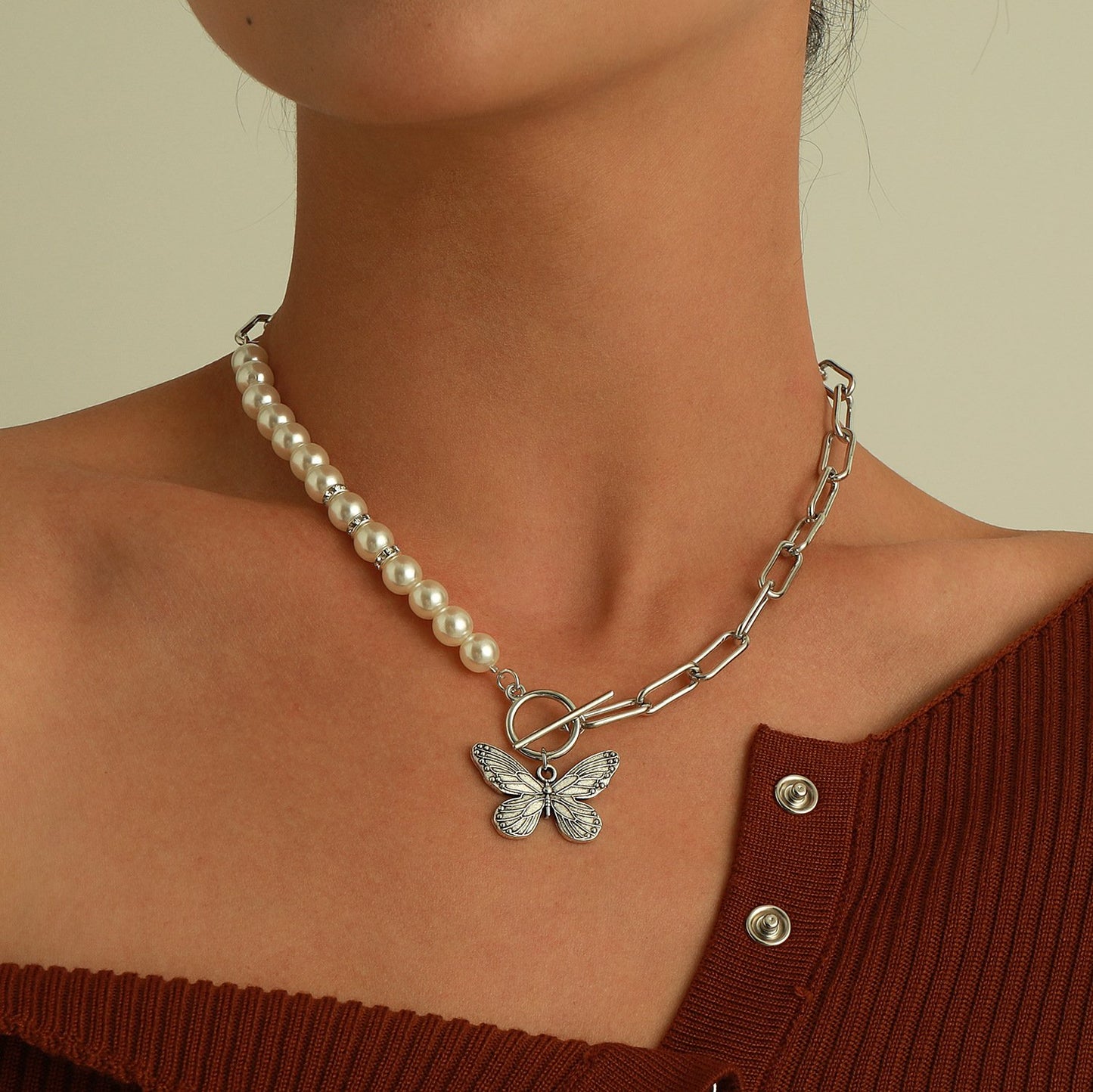Jewelry OT Buckle Embossed Butterfly Pendant Necklace Female Fashion Half Face Pearl Hole Chain Necklace