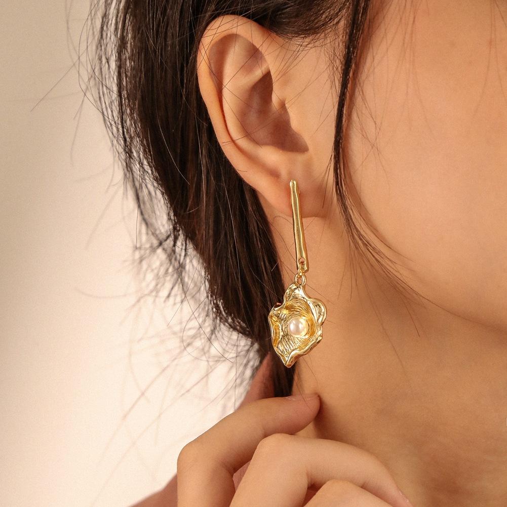 French Retro Irregular Shell Pearl Earrings Fashion Metal Simple Versatile Word Stud Earrings Women