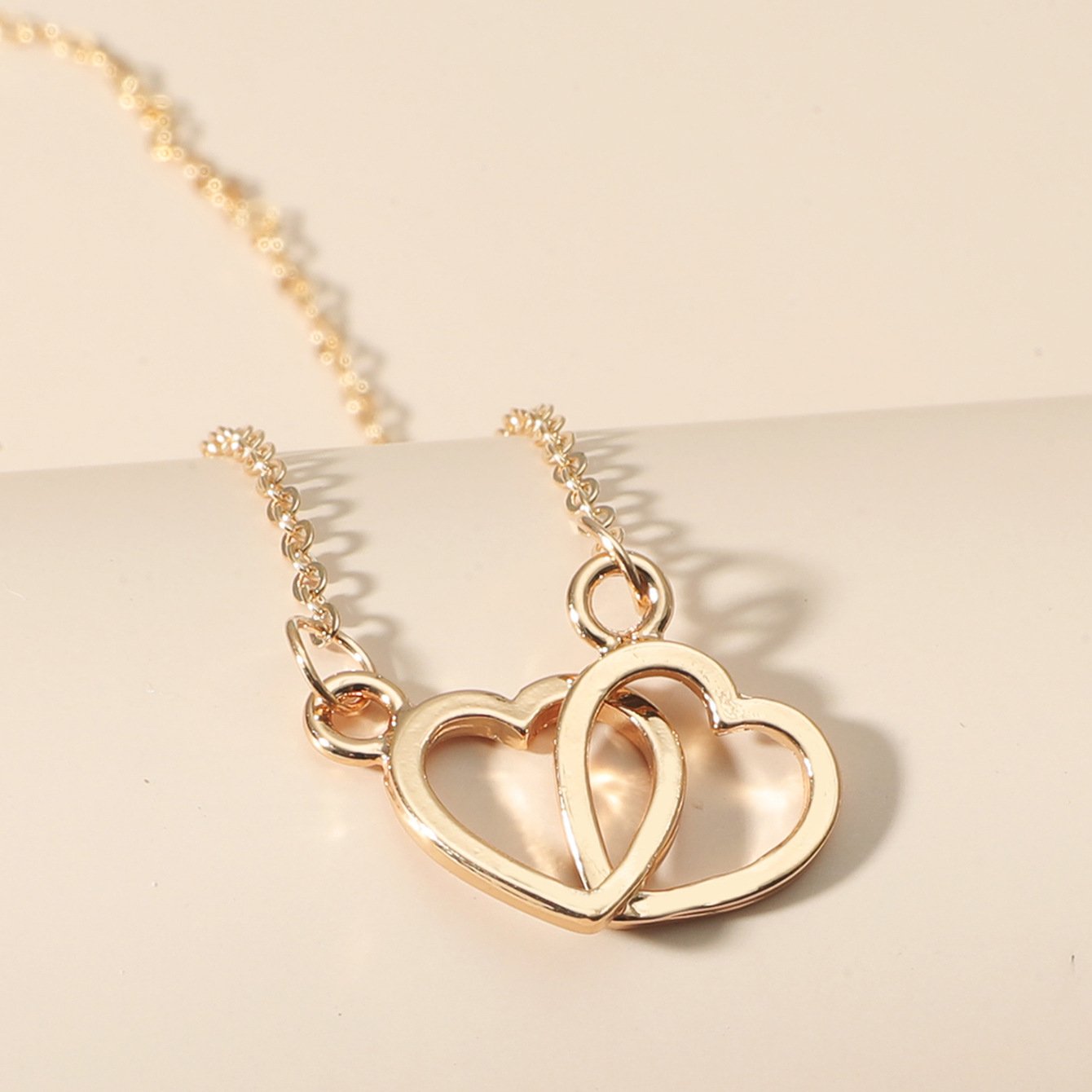 Fashion OL Simple Interlocking Pendant Necklace Alloy Double Love Clavicle Chain Cold Peach Heart Necklace