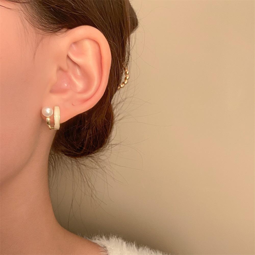 ins simple and small pearl earrings French light luxury niche design natural mother-of-pearl earrings net red earrings