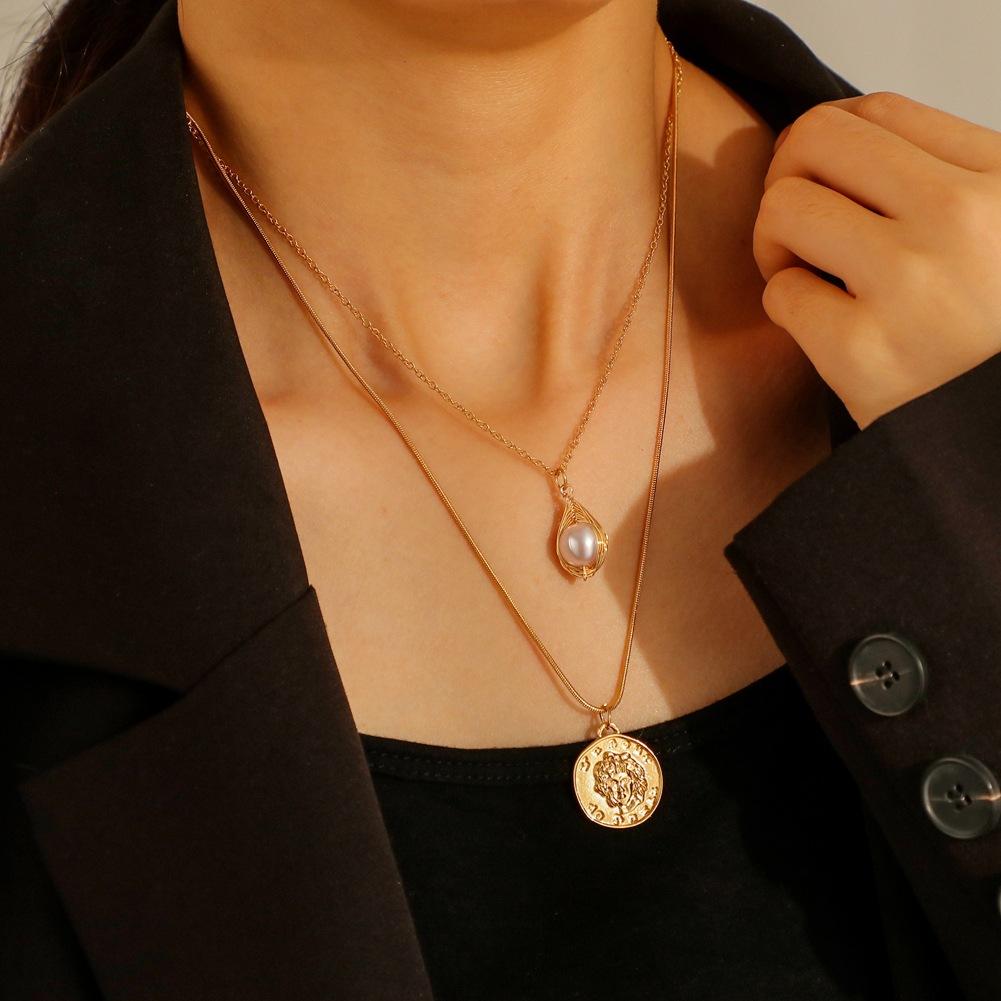 Fashion Portrait Embossed Coin Round Tag Tag French Vintage Mother-of-pearl Snake Bone Double Layer Necklace