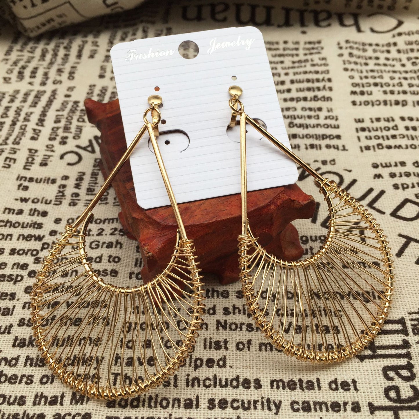 Mesh hand-wound large water drop ear clips can be worn with or without ear holes Free rubber ear pads for night parties