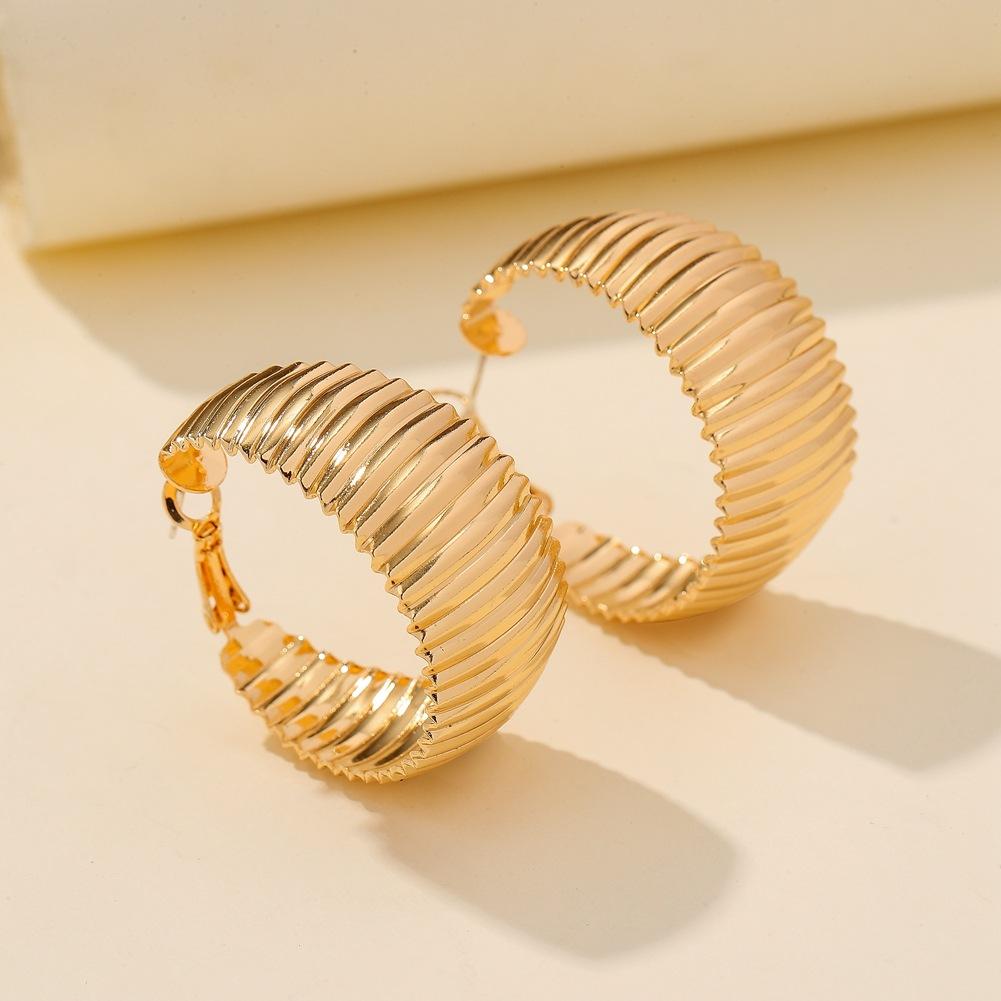 Autumn and winter retro metal exaggerated C-shaped earrings creative gear pattern C-shaped hip-hop ladies earrings