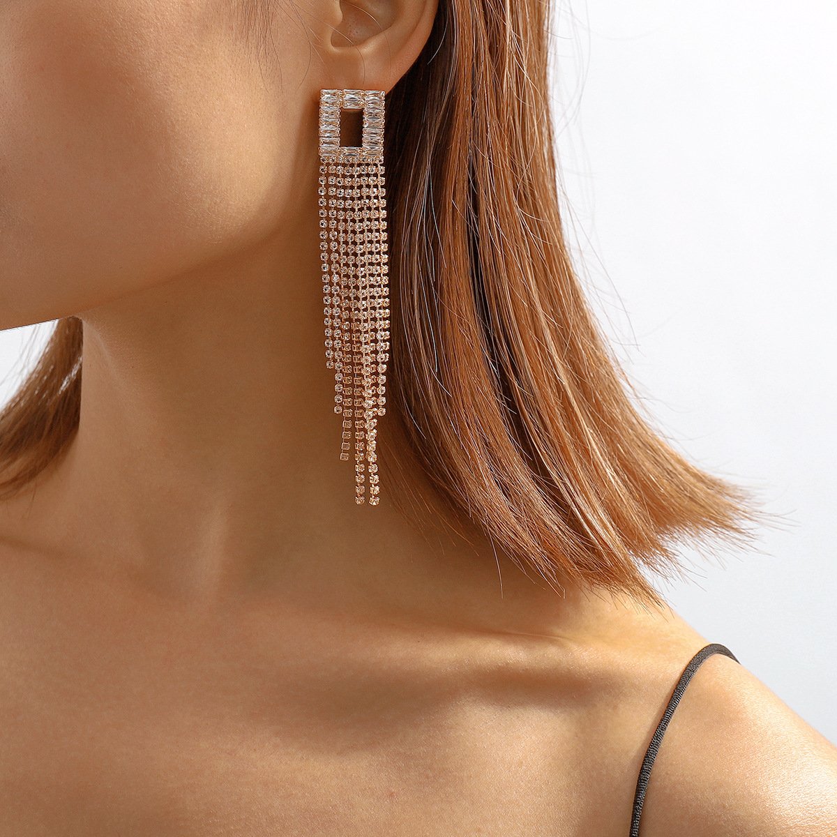 E1969 Light Luxury Retro Atmospheric Claw Chain Tassel Earrings Hollow Rhinestone Long Section Niche Earrings