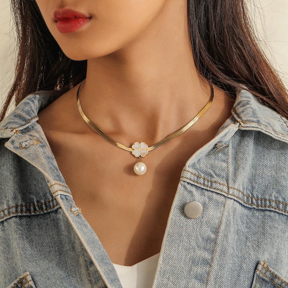 ins stainless steel four-leaf clover pearl shell necklace temperament light luxury simple item jewelry titanium steel clavicle chain