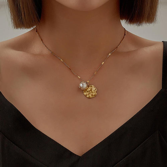 Ins niche light luxury stainless steel shell pearl gold-plated pendant fashion simple all-match metal necklace female