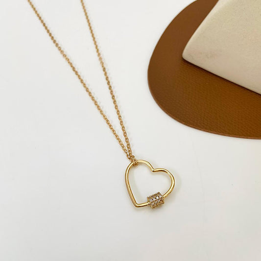 Retro Hollow Heart Necklace Female Fashion Temperament Light Luxury Simple Heart Shaped Geometric Necklace Versatile Clavicle Chain