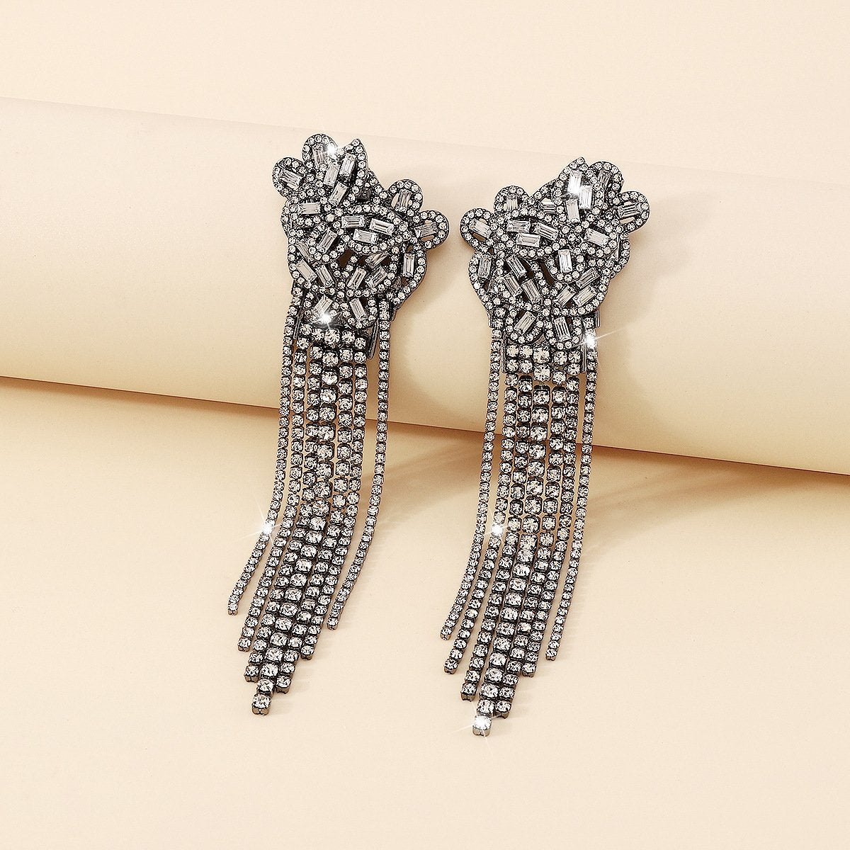 E191ZA Exaggerated rhinestone tassel long earrings light luxury temperament geometric claw chain retro fashionable earrings women
