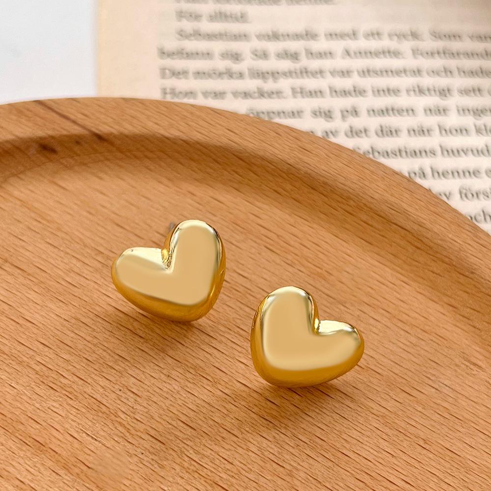 Ins small love earrings women's fashion niche design metal peach heart earrings temperament earrings trend