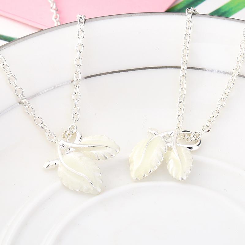 Creative Leaf Luminous Necklace Luminous Pendant Fashion Leaf Clavicle Chain Jewelry