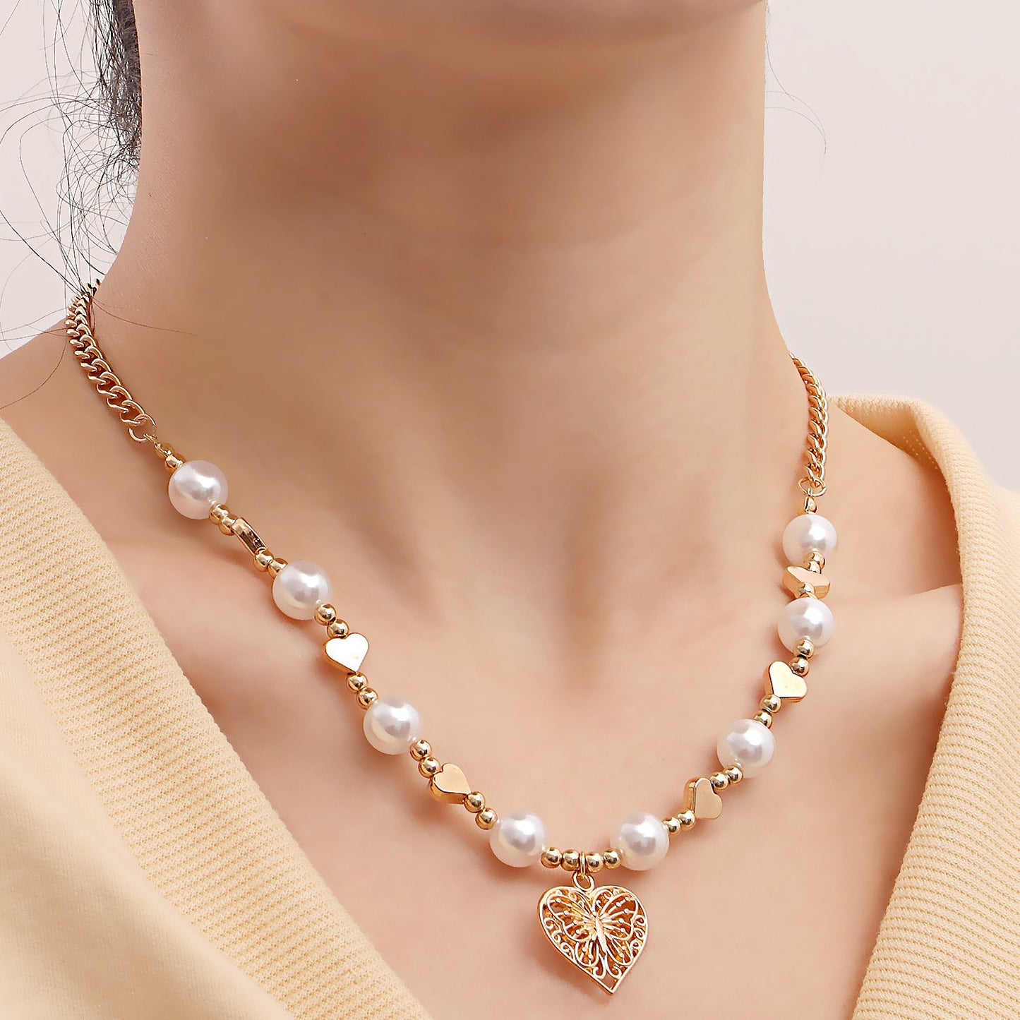 Retro Imitation Pearl Clavicle Chain Stitching Personality Hot Girl Necklace Simple Geometric Love Trend Metal Necklace