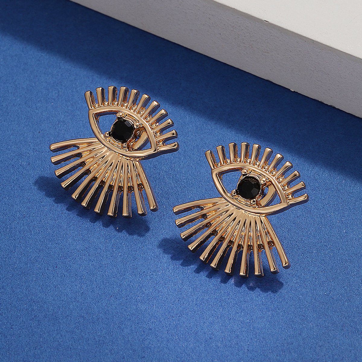 Retro Exaggerated Eye Earrings Female Fashion Simple Ethnic Eyelash Stud Earrings