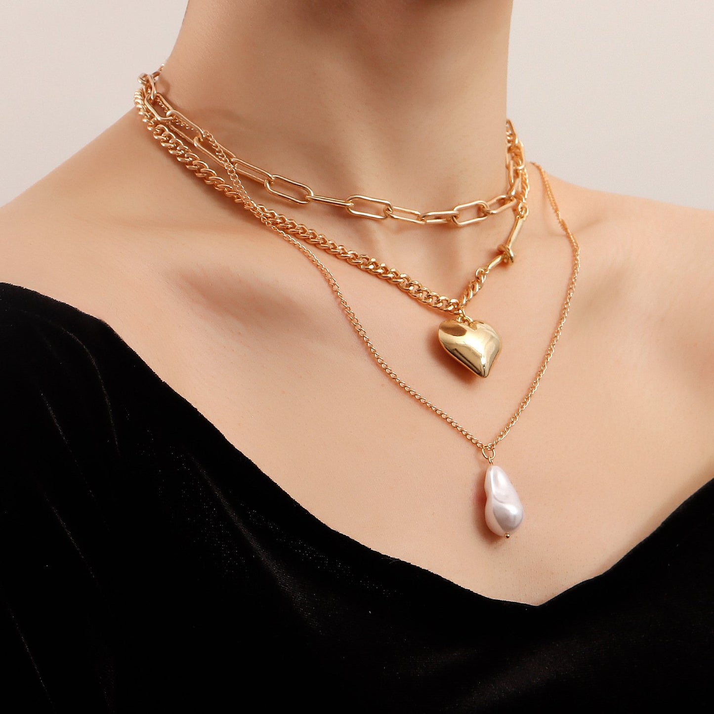 Explosive ins metal special-shaped pearl necklace simple and versatile big peach heart pendant necklace female