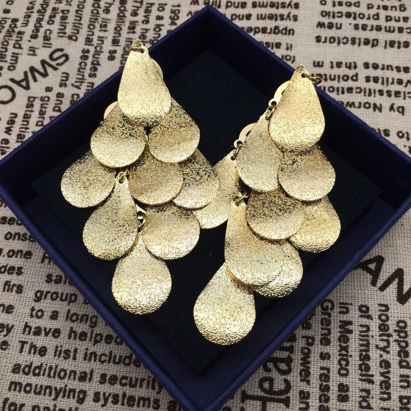 Frosted water drop nine-piece ear clips can be worn with or without ear holes, rubber ear pads are provided