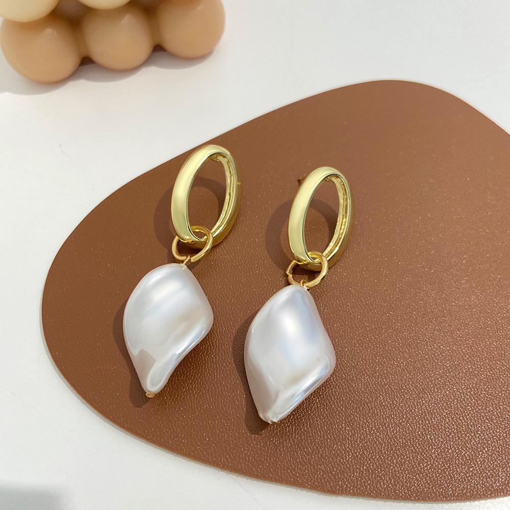 French light luxury Baroque special-shaped pearl earrings ins fashion temperament niche design irregular pearl earrings