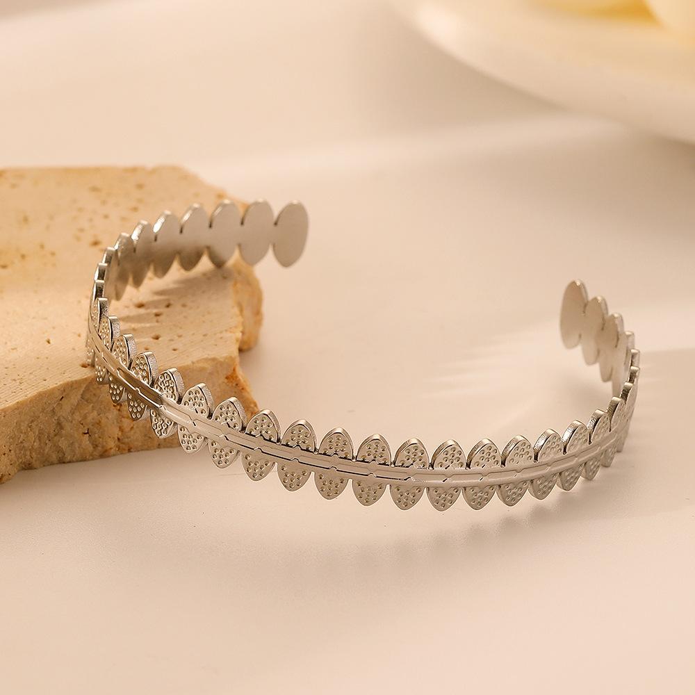 Simple and personalized stainless steel opening ladies oval concave-convex bracelet versatile fashion bracelet