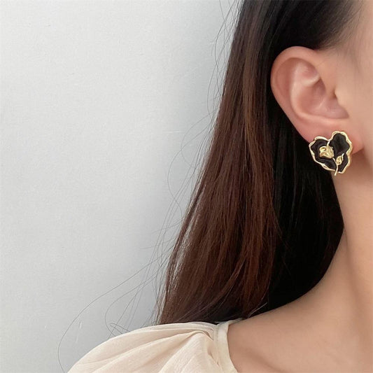 Ins tulip pleated love earrings female retro fashion niche design dripping oil black heart-shaped earrings