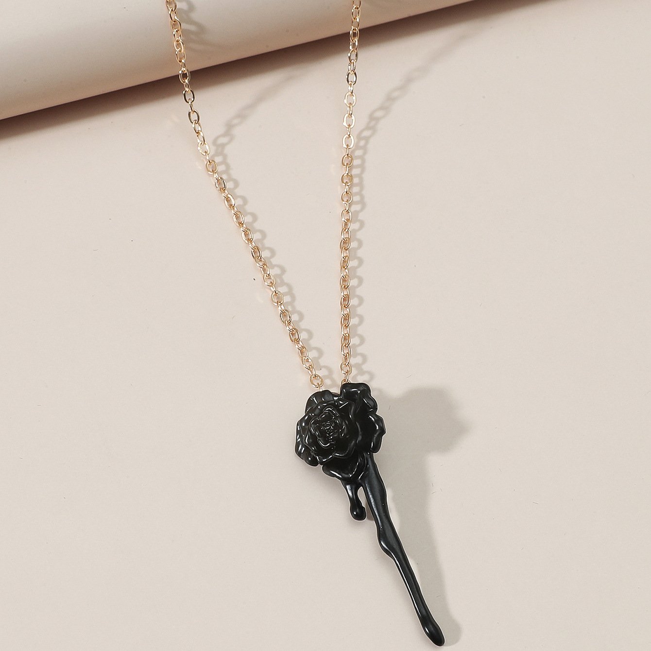 Ins dripping oil rose pendant collarbone chain retro fashion creative rose necklace gift for girlfriend