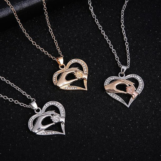 Three-color electroplating hand in hand heart-shaped pendant mother's day peach heart short necklace clavicle chain jewelry