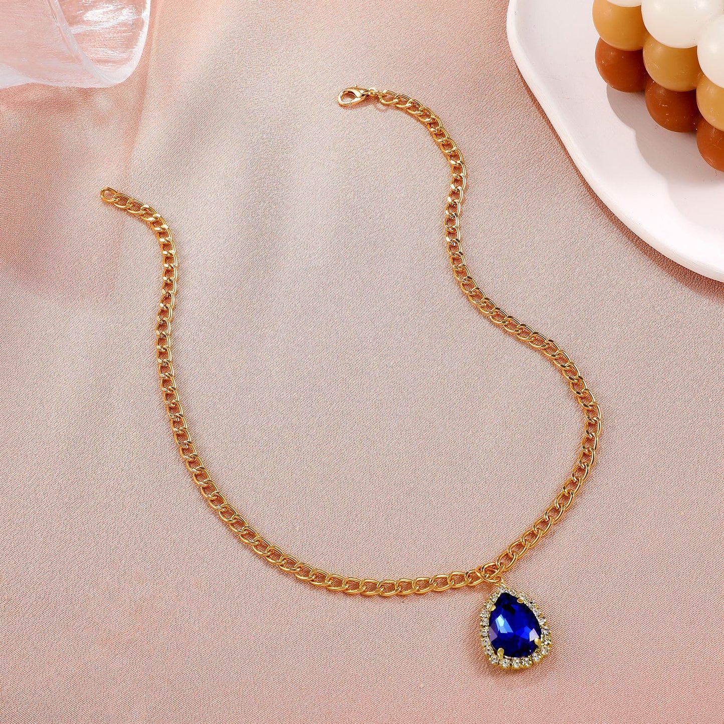 Retro micro-inlaid zircon water drop pendant necklace niche design light luxury rhinestone clavicle chain necklace female