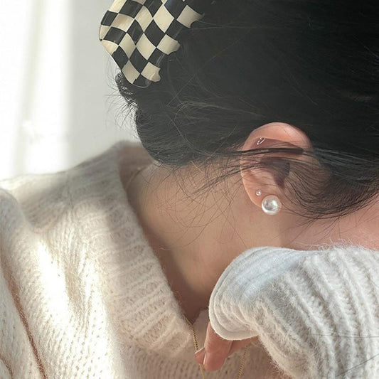 Fever with the same style are round bright bright pearl horse shell pearl earrings ins explosive style crystal pearl earrings