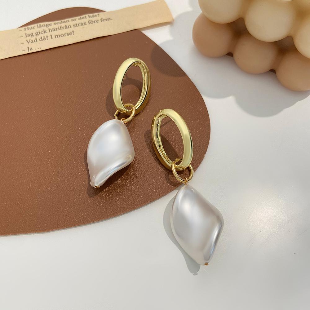 French light luxury Baroque special-shaped pearl earrings ins fashion temperament niche design irregular pearl earrings
