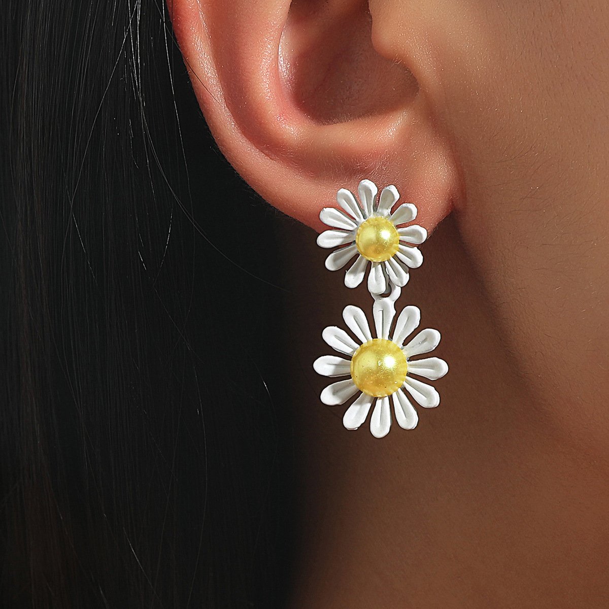 Fresh small daisy earrings temperament simple flower earrings net red girl Mori alloy earrings female