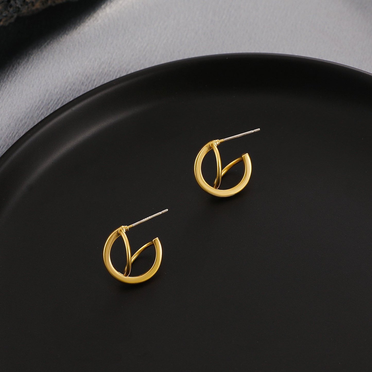 Retro fashion matte hollow C-shaped earrings female ins indifferent niche design geometric irregular earrings