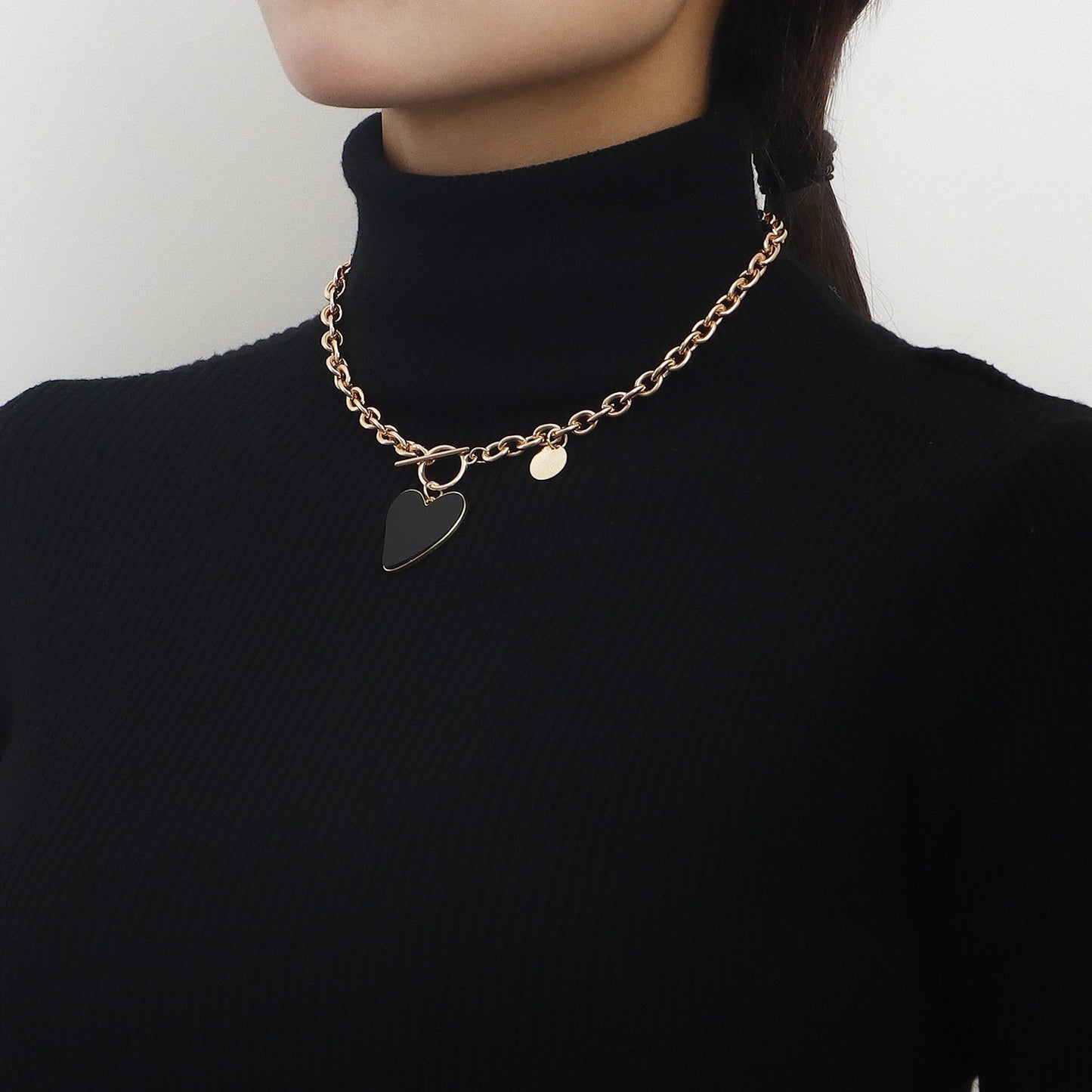 Jewelry Fashion Heart Black Fritillaria Thick Necklace Sweater Chain Women Light Luxury Versatile Niche Design Necklace