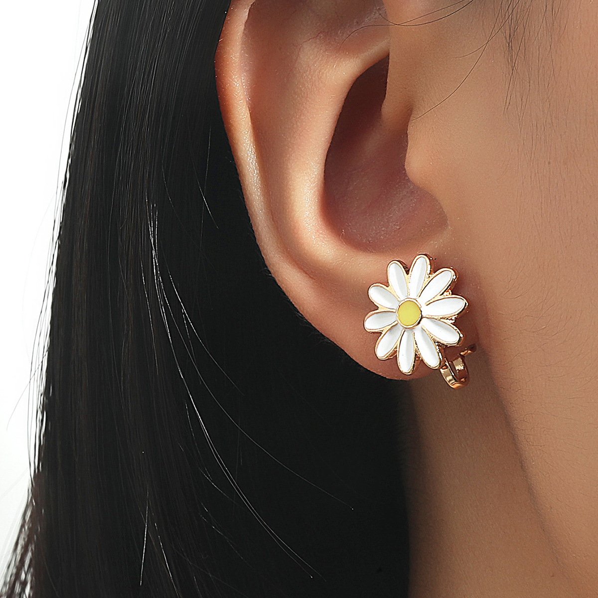 Mori small fresh small daisy earrings super fairy cute girl dripping oil flower ear buckle students all-match earrings