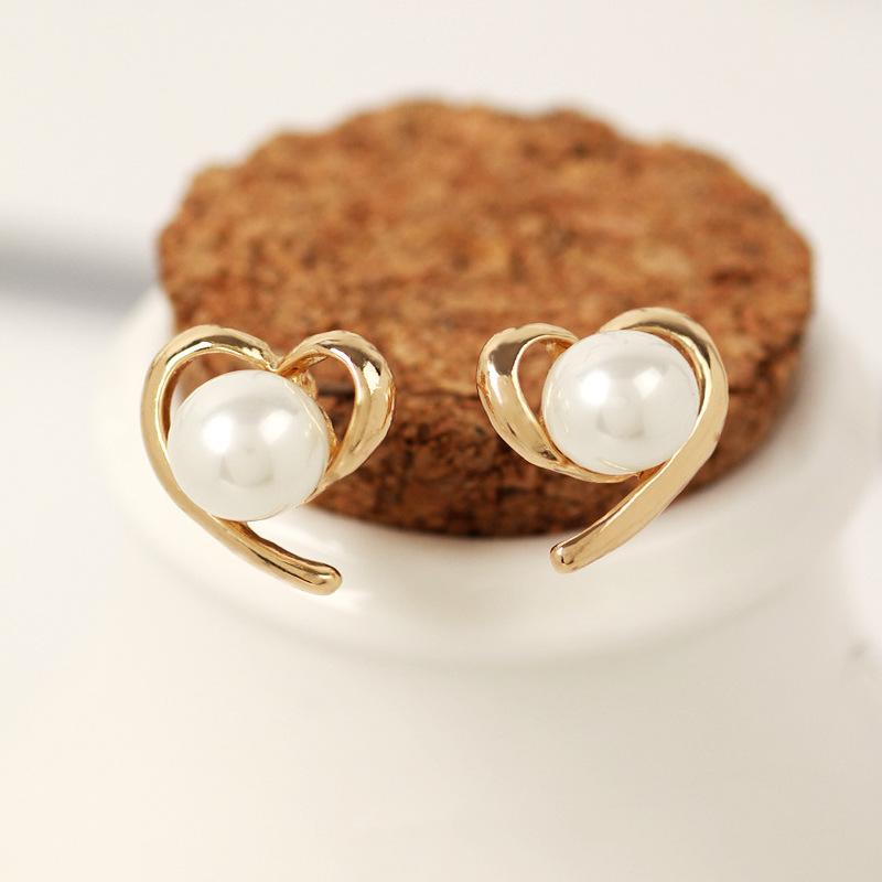 Jewelry lady temperament pearl heart stud earrings 2 yuan earrings