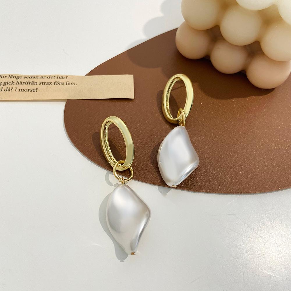 French light luxury Baroque special-shaped pearl earrings ins fashion temperament niche design irregular pearl earrings