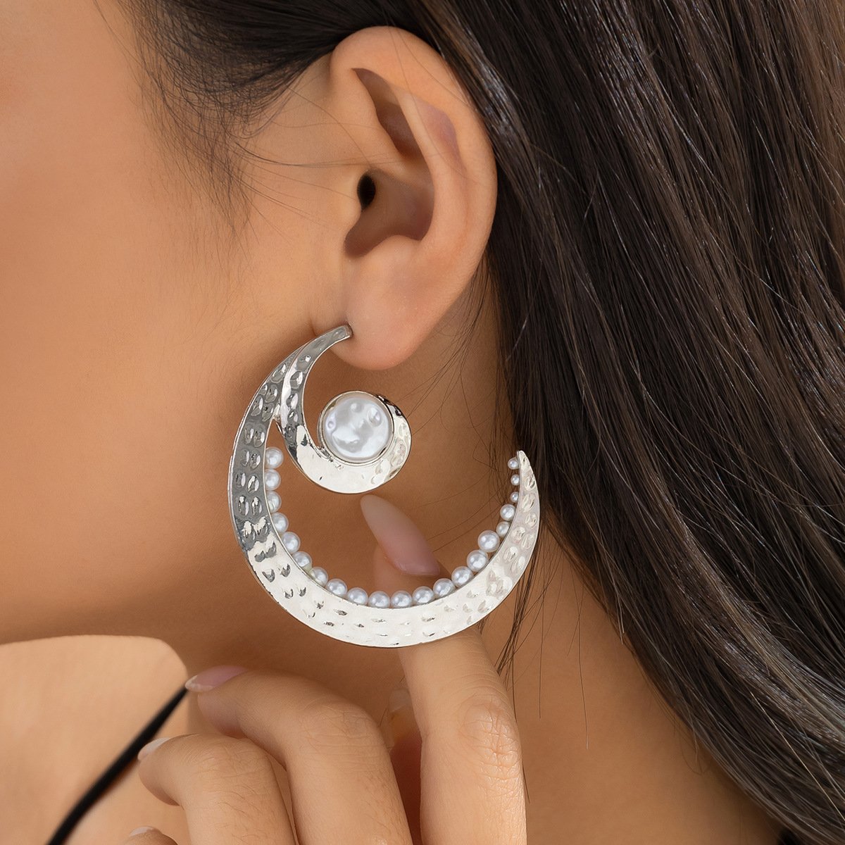 Jewelry temperament cold micro-inlaid imitation pearl crescent moon earrings simple geometric metal earrings for women