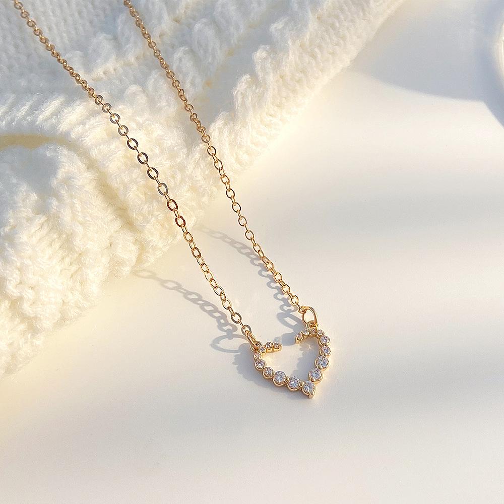 Open Heart Simple Love Necklace Female Ins Fashion Light Luxury Hollow Peach Heart Full Diamond Clavicle Chain Temperament Necklace