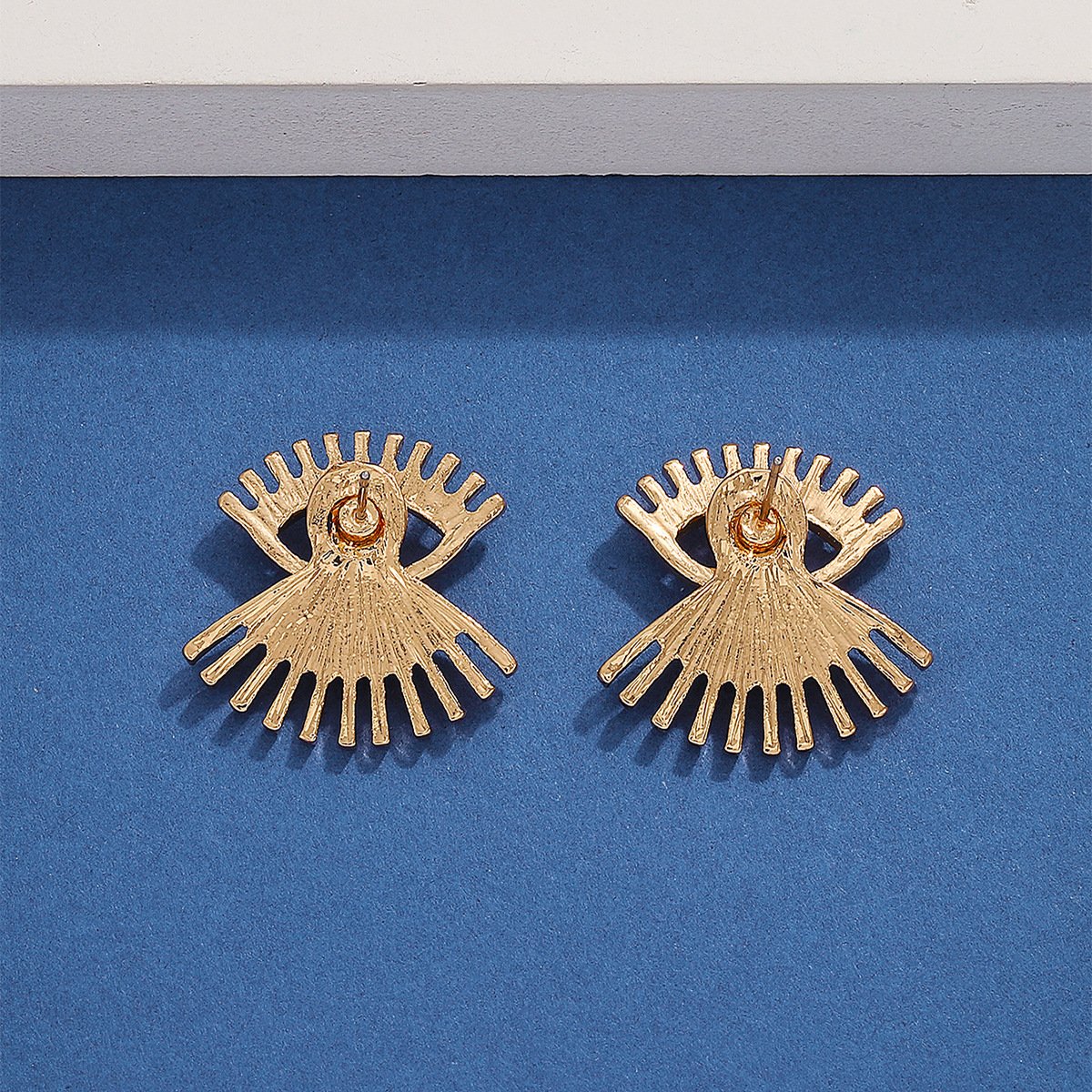 Retro Exaggerated Eye Earrings Female Fashion Simple Ethnic Eyelash Stud Earrings