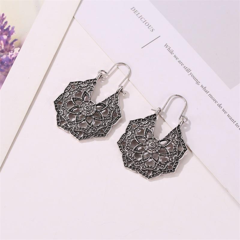 Ethnic Antique Carved Earrings Female Bohemia Metal Hollow Ear Buckle Elegant Retro Temperament Ear Jewelry